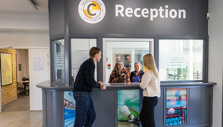 receptionen v&auml;lkomnar bes&ouml;kare och ger information